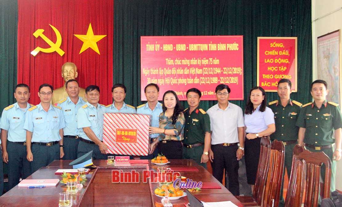 Lãnh đạo tỉnh thăm tặng quà, chúc mừng các đơn vị lực lượng vũ trang