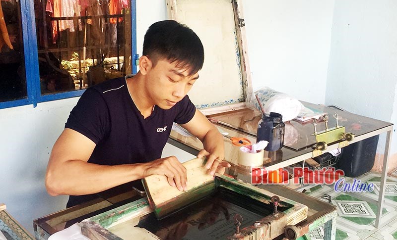 “Phất” lên từ nghề in lụa thủ công “Phất” lên từ nghề in lụa thủ công