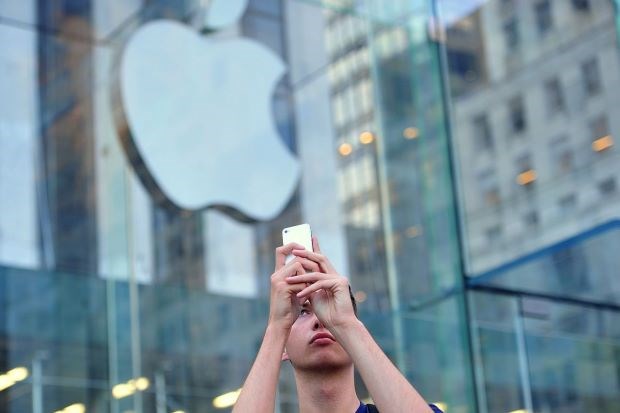 iphoneapplestoreafp28042015122317.jpg