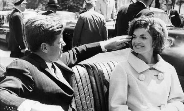 Bản lĩnh cựu Đệ nhất phu nhân Jackie Kennedy qua biến cố chấn động