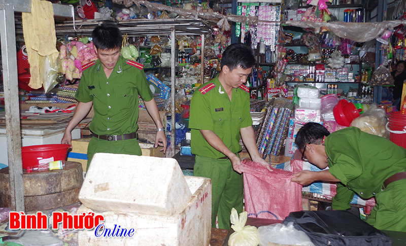 Bắt giữ hàng trăm kg mỡ bò bẩn cất giấu trong chuồng gà