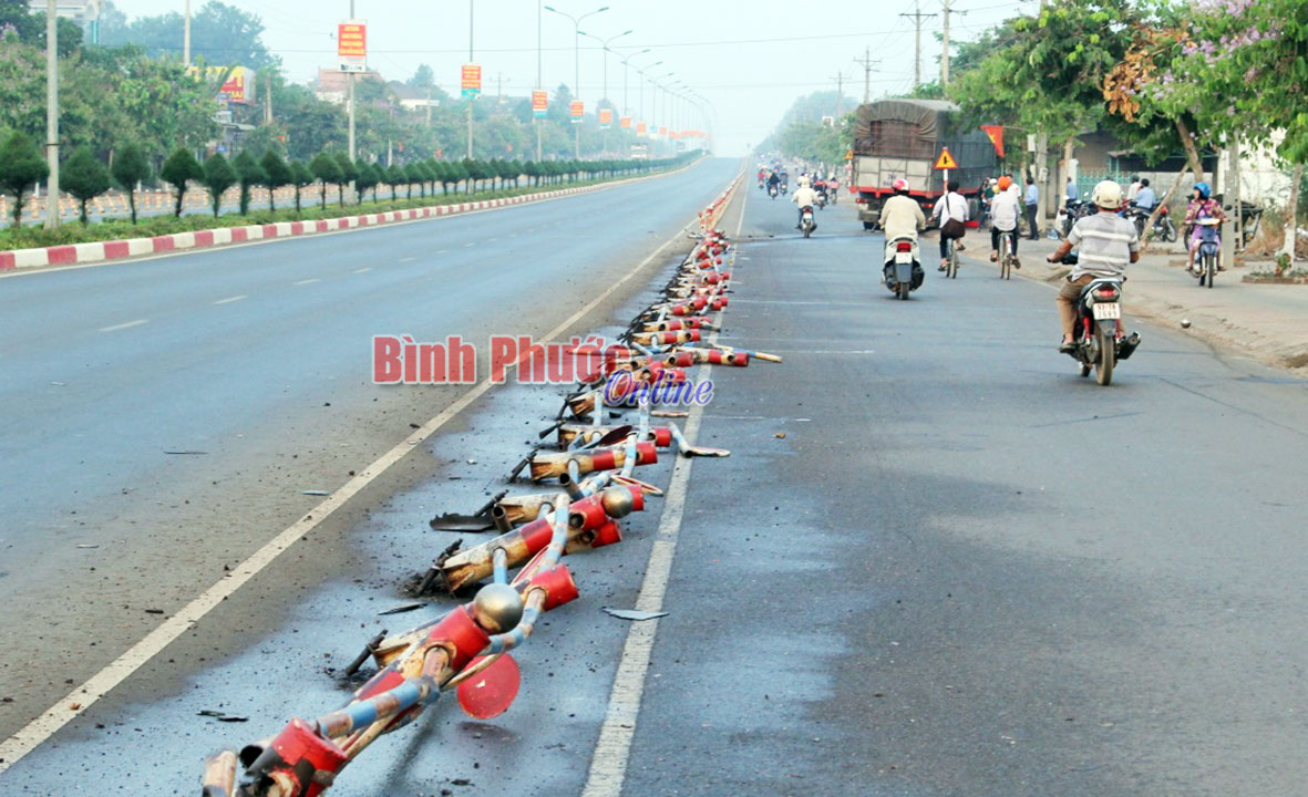 Nổ lốp, xe tải “ăn” dải phân cách