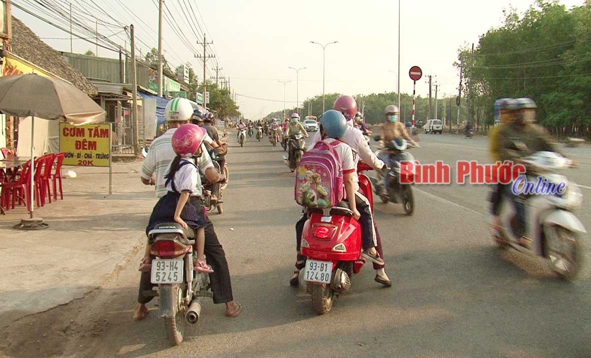 Bất chấp nguy hiểm, người dân đi ngược chiều trên QL13 Bất chấp nguy hiểm, người dân đi ngược chiều trên QL13