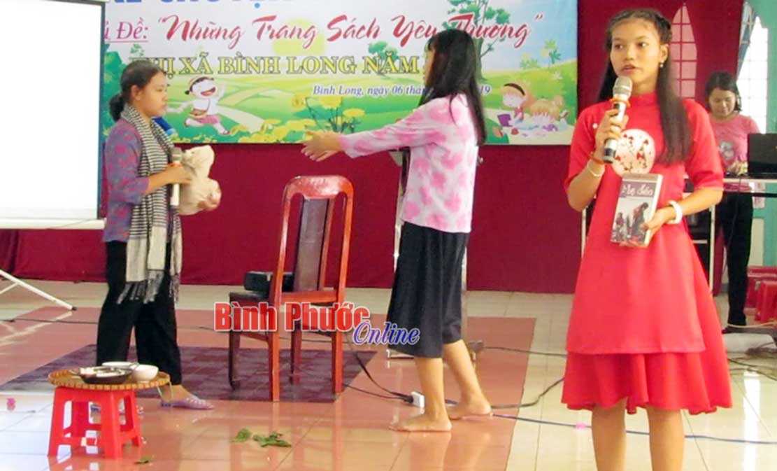 Ban chỉ đạo hè Hưng Chiến nhất toàn đoàn thi kể chuyện theo sách