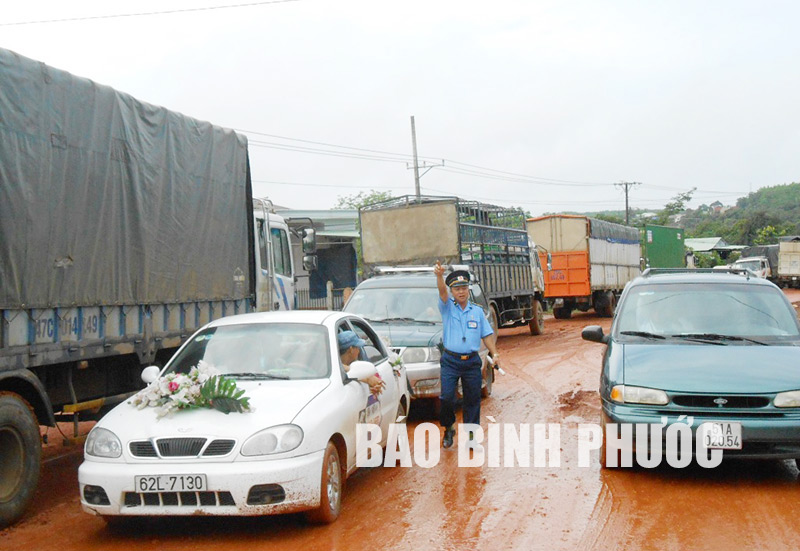 Mưa lớn làm kẹt xe hơn 5 km trên QL 14 Mưa lớn làm kẹt xe hơn 5 km trên QL 14