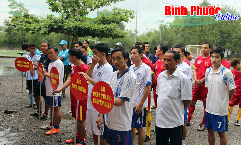 Khai mạc giải bóng đá chào mừng ngày khoa học - công nghệ