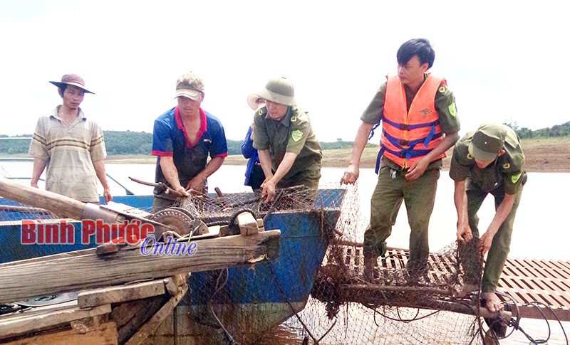 Khai thác thủy sản tận diệt ở các hồ chứa vẫn diễn biến phức tạp Khai thác thủy sản tận diệt ở các hồ chứa vẫn diễn biến phức tạp