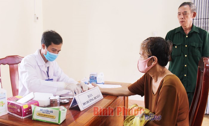 350 người dân xã Phú Riềng được khám bệnh, tư vấn sức khỏe, cấp phát thuốc miễn phí 350 người dân xã Phú Riềng được khám bệnh, tư vấn sức khỏe, cấp phát thuốc miễn phí