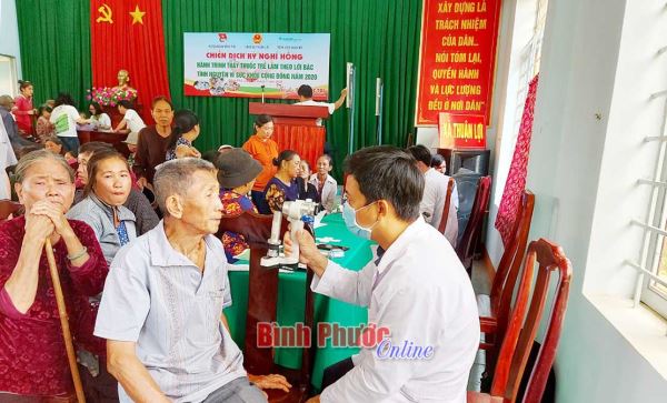 Khám bệnh, cấp thuốc miễn phí cho người dân xã Thuận Lợi Khám bệnh, cấp thuốc miễn phí cho người dân xã Thuận Lợi