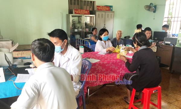 Hơn 200 người được khám, cấp thuốc miễn phí và tiêm phòng bệnh bạch hầu