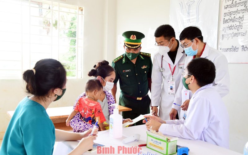 Khám bệnh, cấp thuốc miễn phí cho nhân dân Campuchia