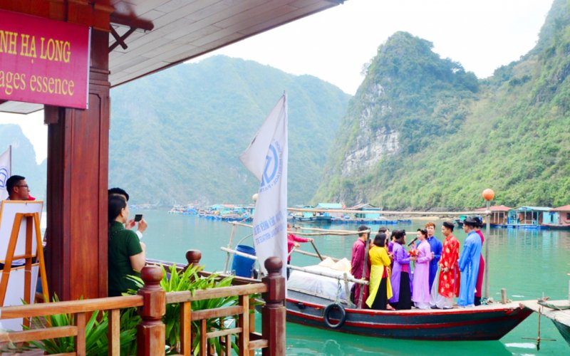 Khám phá làng chài cổ trên Vịnh Hạ Long
