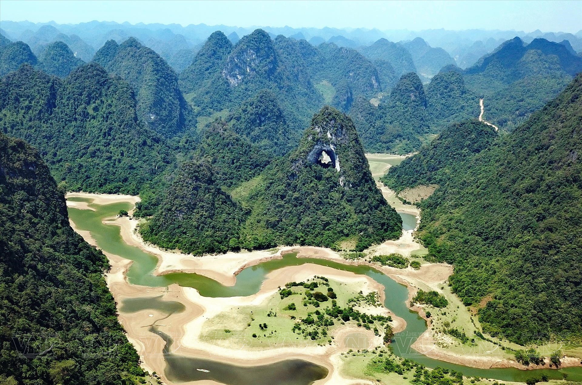 Khám phá vẻ đẹp kỳ quan "Mắt Thần Núi"