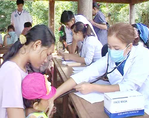 200 người dân tộc thiểu số được khám bệnh, cấp thuốc miễn phí 200 người dân tộc thiểu số được khám bệnh, cấp thuốc miễn phí