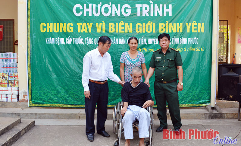 Khám bệnh, tặng quà nhân dân khu vực biên giới Khám bệnh, tặng quà nhân dân khu vực biên giới