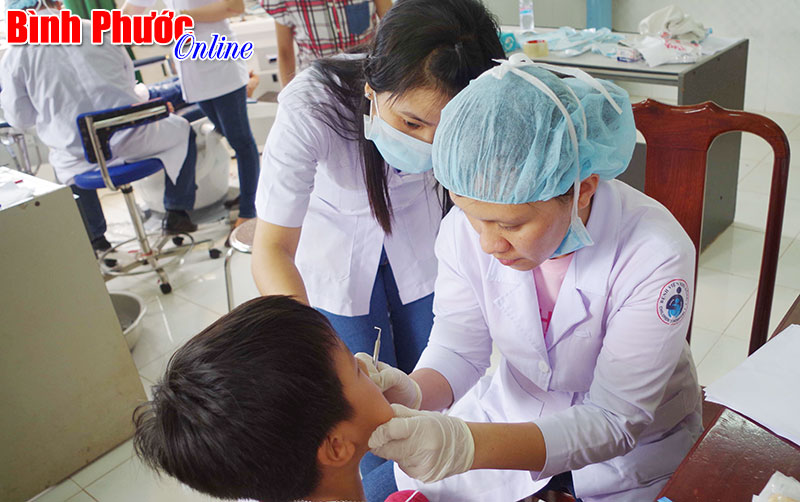 Con em công an được khám bệnh miễn phí Con em công an được khám bệnh miễn phí