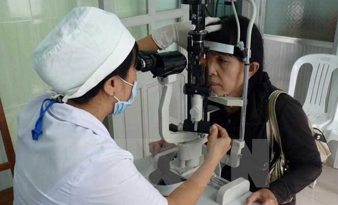 Nguy cơ bị mù vì sử dụng kính áp tròng không rõ nguồn gốc Nguy cơ bị mù vì sử dụng kính áp tròng không rõ nguồn gốc