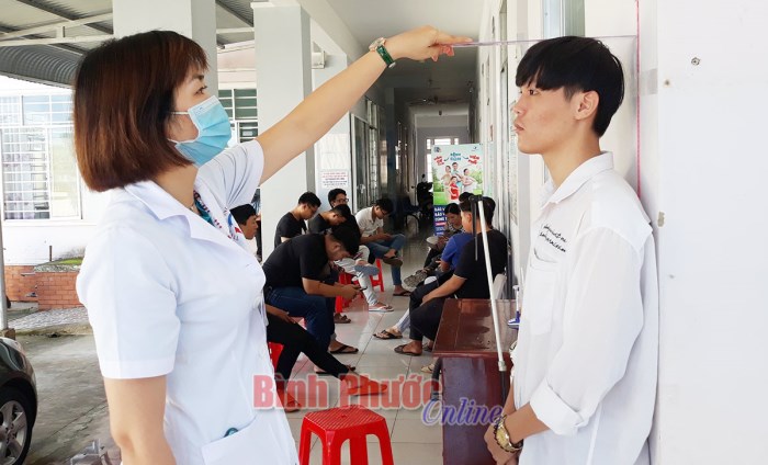 Đồng Xoài: Khám sơ tuyển sức khỏe nghĩa vụ quân sự cho 830 nam thanh niên Đồng Xoài: Khám sơ tuyển sức khỏe nghĩa vụ quân sự cho 830 nam thanh niên