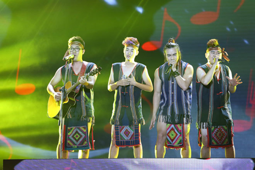 Tiết mục X-Factor phản cảm vì biến tấu khăn Piêu thành khố Tiết mục X-Factor phản cảm vì biến tấu khăn Piêu thành khố