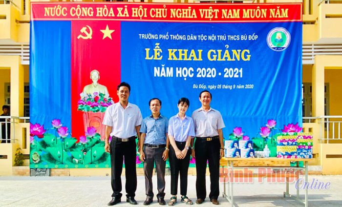 Tặng khẩu trang y tế và tập vở cho học sinh Trường Phổ thông dân tộc nội trú THCS Bù Đốp Tặng khẩu trang y tế và tập vở cho học sinh Trường Phổ thông dân tộc nội trú THCS Bù Đốp