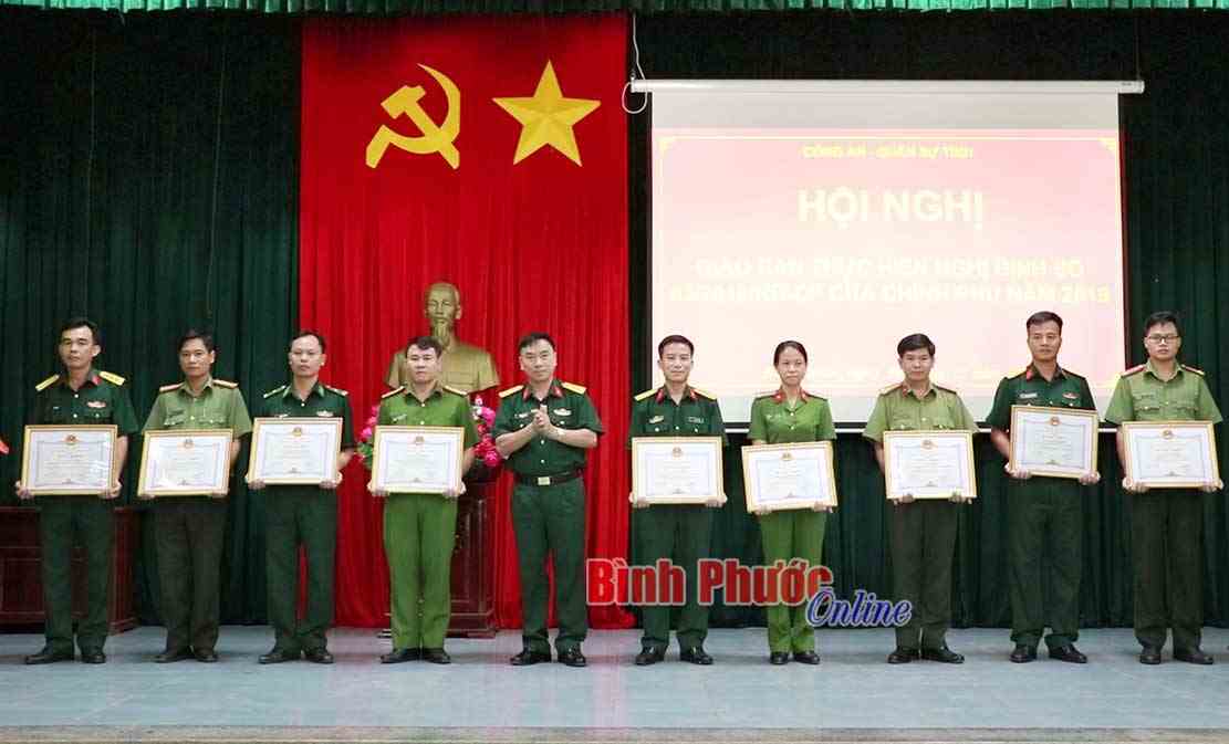 Công an và quân sự giao ban thực hiện Nghị định số 03