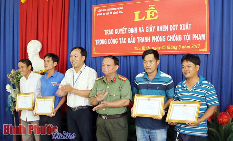 Khen thưởng đột xuất 4 quần chúng dũng cảm bắt trộm Khen thưởng đột xuất 4 quần chúng dũng cảm bắt trộm