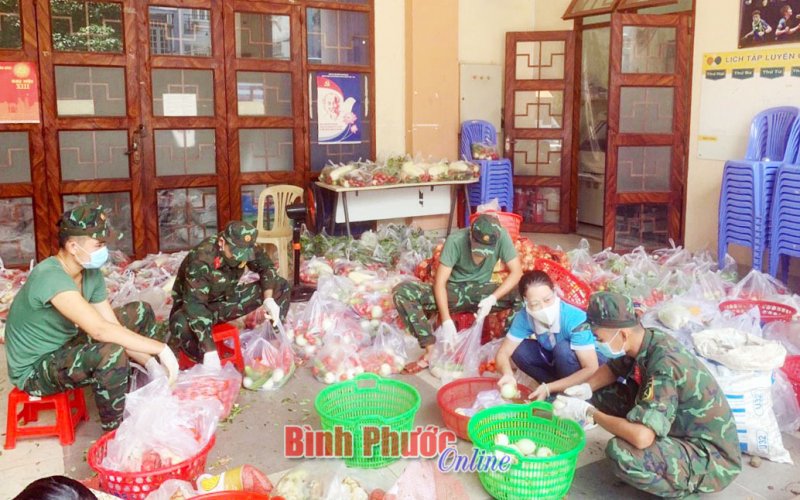 Khi bộ đội giúp dân chống dịch