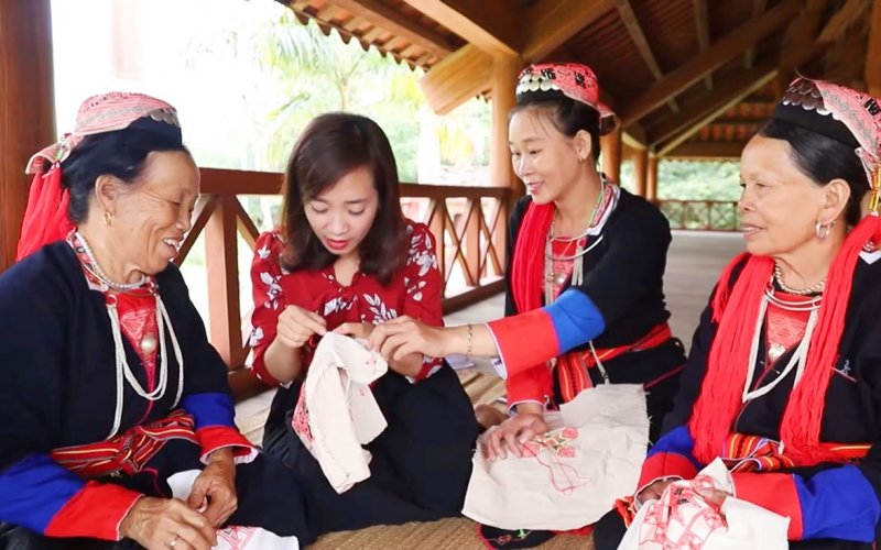 Khi dân bản làm du lịch