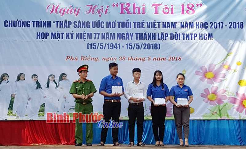 Phú Riềng tổ chức ngày hội “Khi tôi 18” Phú Riềng tổ chức ngày hội “Khi tôi 18”