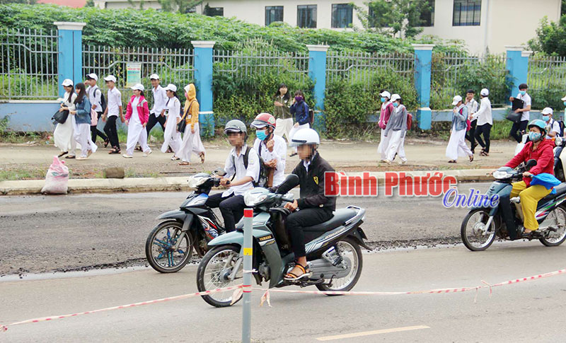 Khó cấm học sinh đi xe phân khối lớn đến trường Khó cấm học sinh đi xe phân khối lớn đến trường