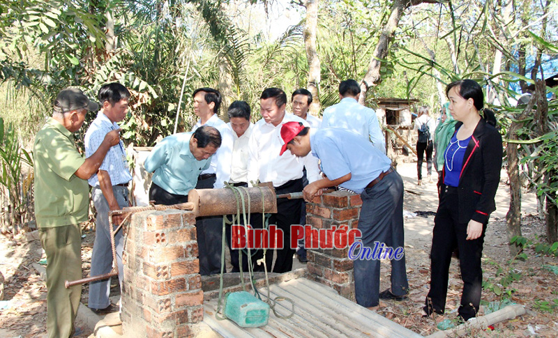 Kiểm tra thực tế khô hạn ở Lộc Ninh Kiểm tra thực tế khô hạn ở Lộc Ninh