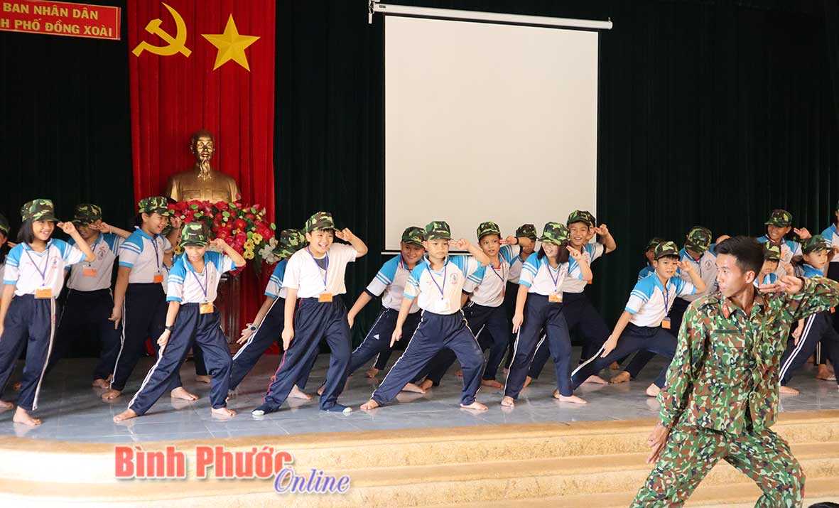 Học sinh trải nghiệm “Một ngày làm chiến sĩ” Học sinh trải nghiệm “Một ngày làm chiến sĩ”