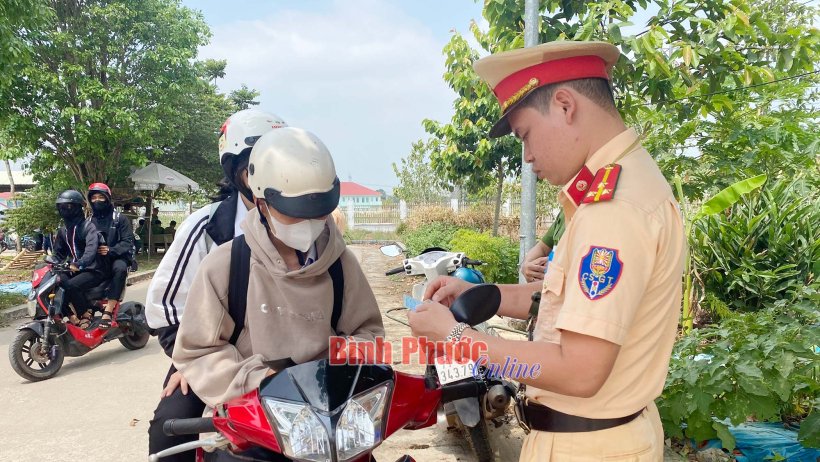 Kiểm soát học sinh đi xe phân khối lớn