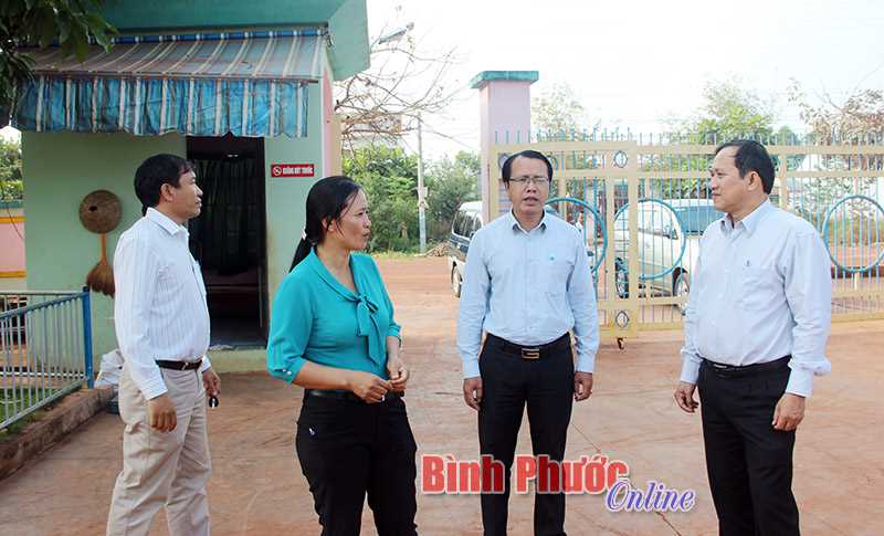 Kiểm tra tiến độ xây dựng nông thôn mới 12 xã Kiểm tra tiến độ xây dựng nông thôn mới 12 xã