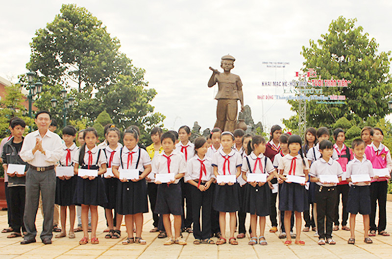 Tuổi trẻ Bình Long tình nguyện xây dựng nông thôn mới