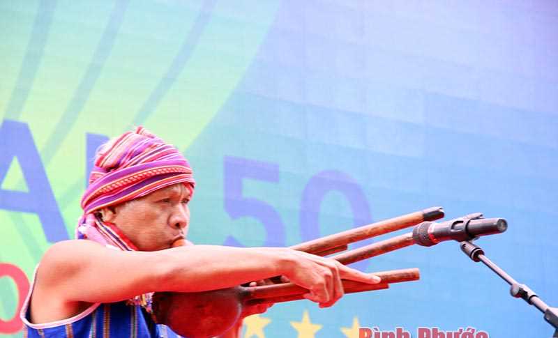 Ông Điểu Kiêu đam mê nhạc cụ người S’tiêng Ông Điểu Kiêu đam mê nhạc cụ người S’tiêng