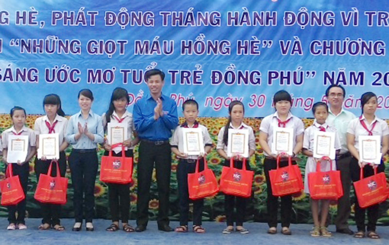 Tặng 1.522 phần quà cho học sinh nghèo huyện Đồng Phú Tặng 1.522 phần quà cho học sinh nghèo huyện Đồng Phú