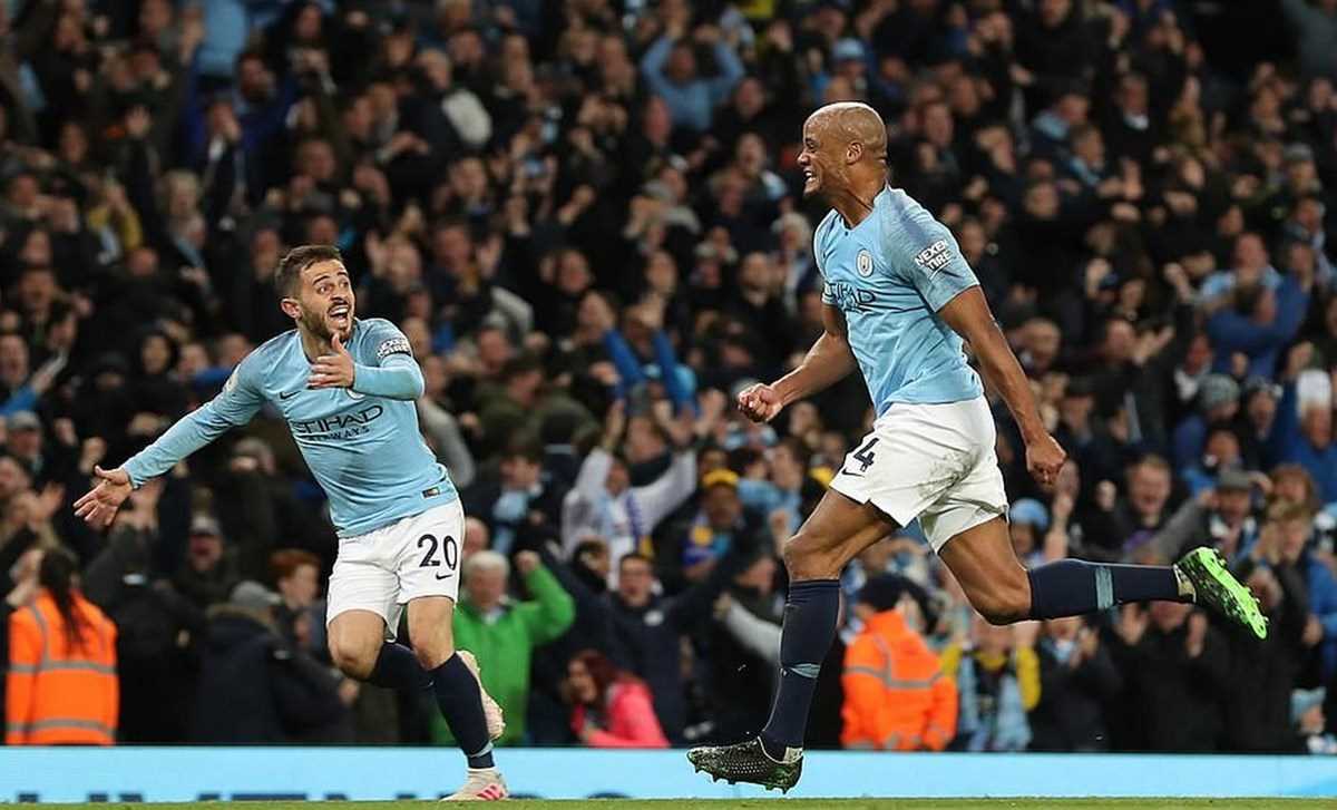 Kompany lập siêu phẩm, Man City áp sát ngôi vương Premier League Kompany lập siêu phẩm, Man City áp sát ngôi vương Premier League
