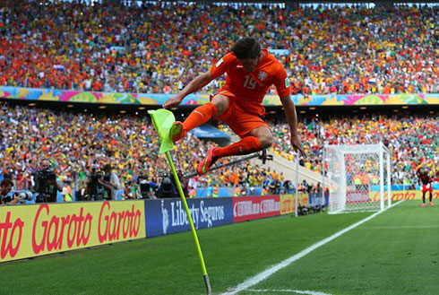 Hunterlaar tái hiện cú kung-fu của Van Gaal Hunterlaar tái hiện cú kung-fu của Van Gaal