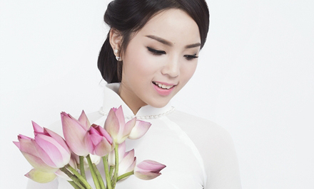 Hoa hậu Kỳ Duyên khoe vẻ dịu dàng bên hoa sen