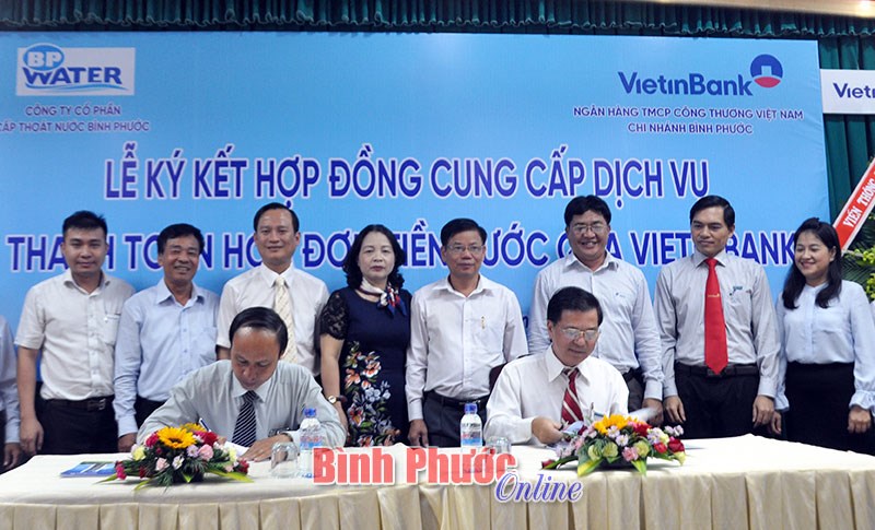 Ký kết dịch vụ thu tiền nước qua ngân hàng Ký kết dịch vụ thu tiền nước qua ngân hàng
