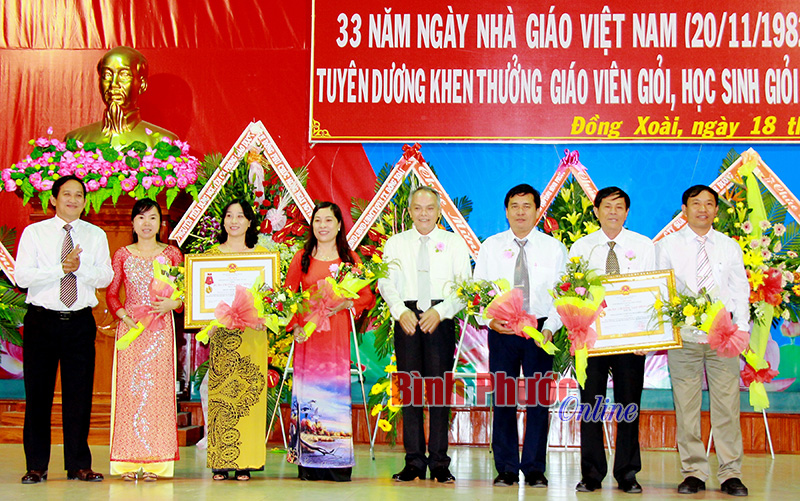 Kỷ niệm Ngày nhà giáo Việt Nam: Tuyên dương giáo viên và học sinh tiêu biểu Kỷ niệm Ngày nhà giáo Việt Nam: Tuyên dương giáo viên và học sinh tiêu biểu