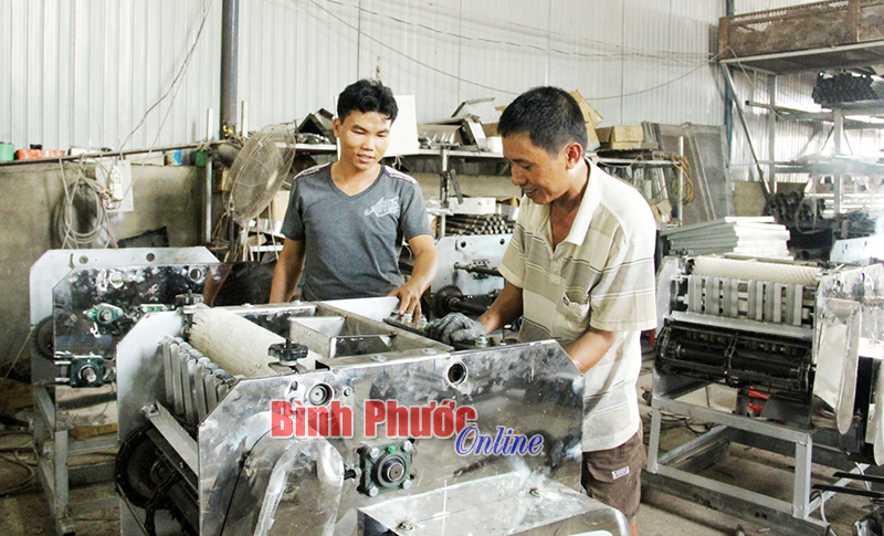 “Kỹ sư chân đất” thành công với chế tạo máy chẻ hạt điều “Kỹ sư chân đất” thành công với chế tạo máy chẻ hạt điều