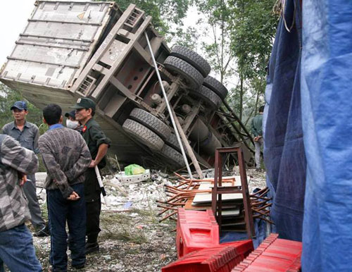 Lái xe 'phê' ma túy đâm sập nhà, hai người thiệt mạng Lái xe 'phê' ma túy đâm sập nhà, hai người thiệt mạng