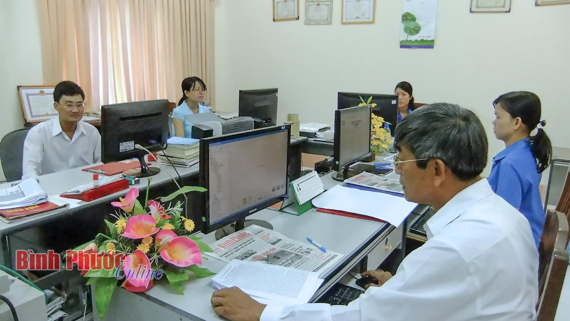Làm “báo salon” và “tin cóc ổi”