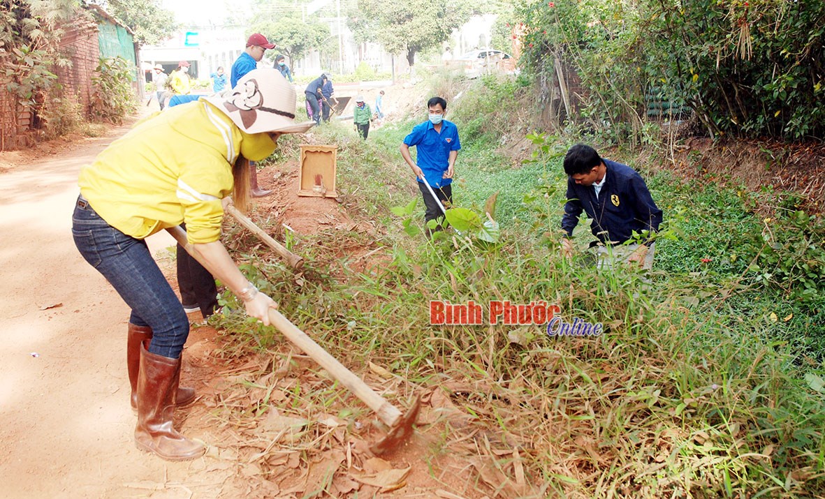 Tuổi trẻ ra quân làm sạch suối Đồng Tiền