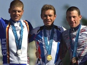 Lance Armstrong trả lại huy chương đồng Olympic Lance Armstrong trả lại huy chương đồng Olympic