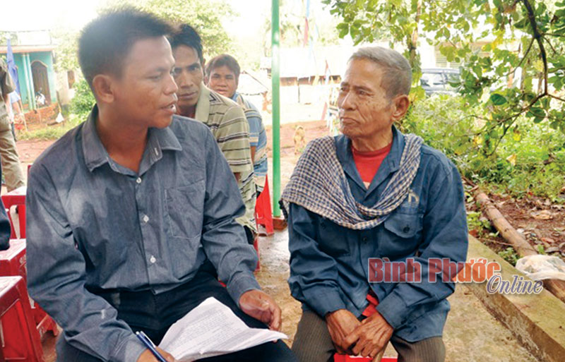 Lắng nghe ý kiến già làng để làm tốt công tác mặt trận Lắng nghe ý kiến già làng để làm tốt công tác mặt trận