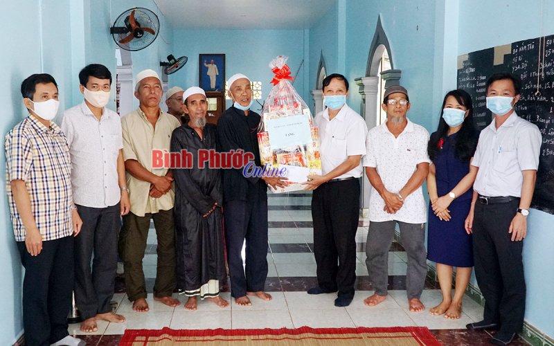 Ban Dân tộc tỉnh thăm, chúc lễ Ramadal đồng bào Chăm Ban Dân tộc tỉnh thăm, chúc lễ Ramadal đồng bào Chăm