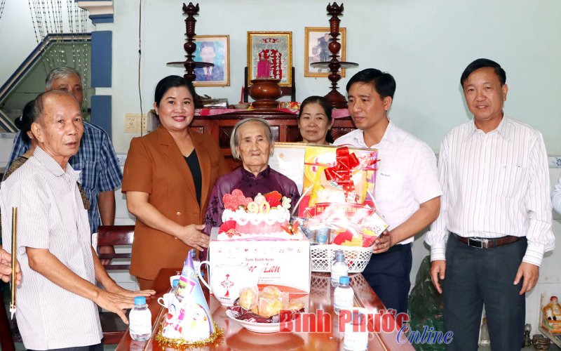 Lãnh đạo tỉnh thăm, tặng quà người cao tuổi Lãnh đạo tỉnh thăm, tặng quà người cao tuổi